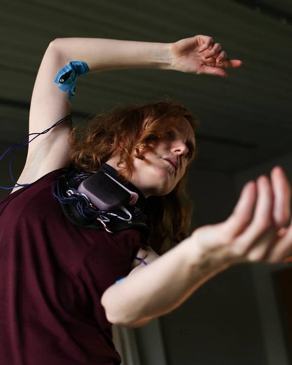 2418400321456170268_2418400317396213301